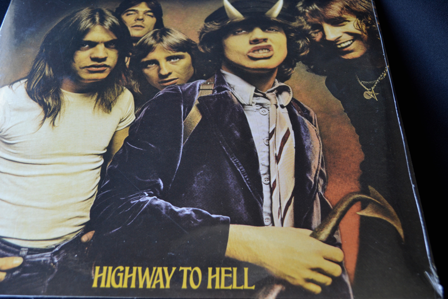 Acdc highway to hell. AC DC Highway to Hell 1979. Highway to Hell 1979 обложка. Обложка альбома Highway to Hell. AC DC Highway to Hell 1979 обложка CD.